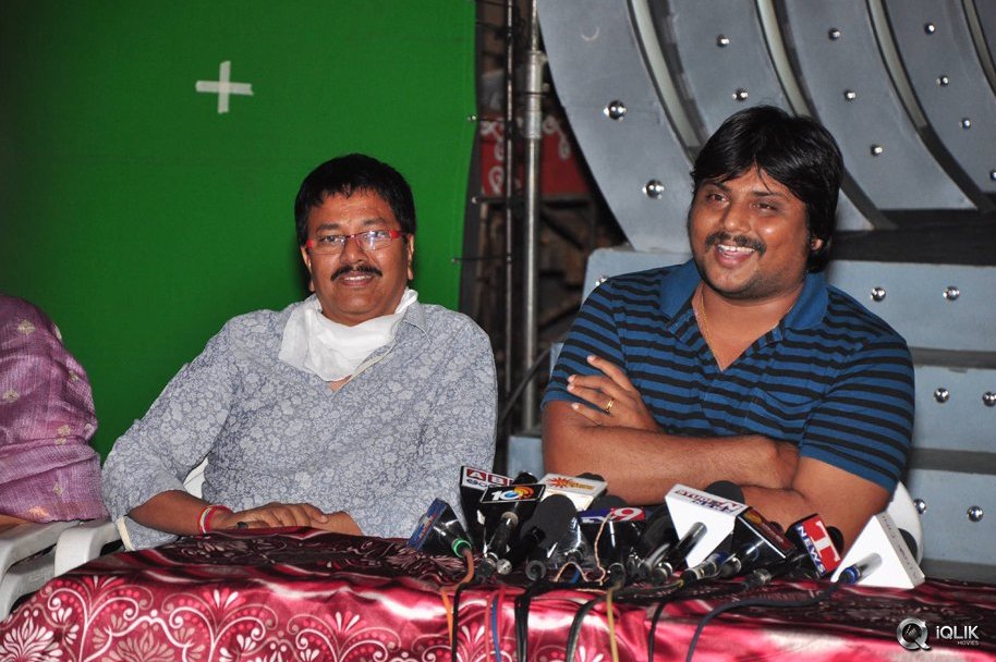 Aatadukundam-Raa-Movie-Press-Meet